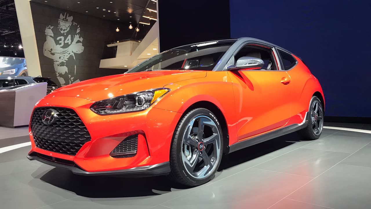 <h3 class="cms-h3-H3">Coupes.</h3>
<br>
<br>La segunda generación del
<b> <a href="https://www.univision.com/noticias/auto-show-de-detroit/hyundai-veloster-2019-ahora-con-version-de-alto-desempeno">Veloster, coupé de 3-puertas de Hyundai</a></b>
<a href="https://www.univision.com/noticias/auto-show-de-detroit/hyundai-veloster-2019-ahora-con-version-de-alto-desempeno"> </a>debutó en Detroit con una 
<b>versión de alto desempeño</b> que hará la delicia de los pie de plomo en todo el país. Finalmente un Veloster que hace honor a su deportivo diseño.