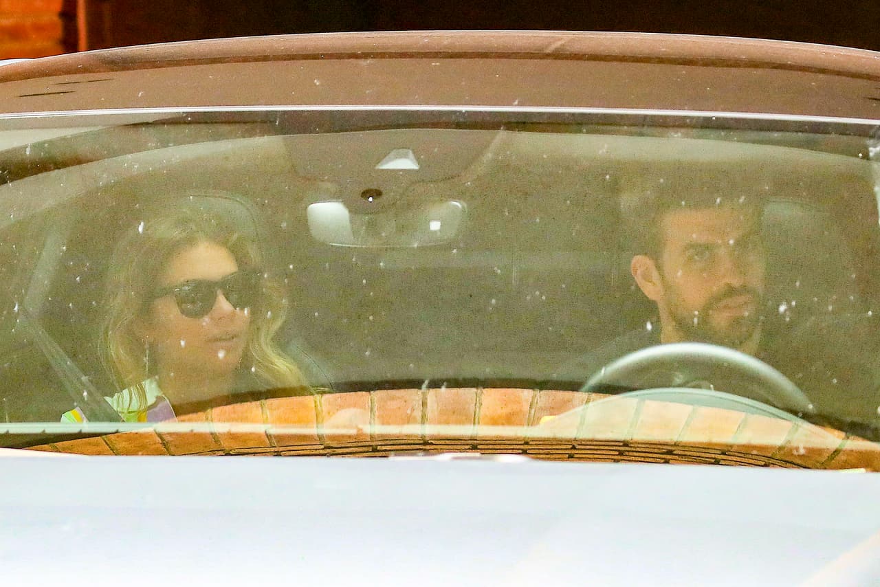 El futbolista lucía semblante serio mientras salía del garaje.