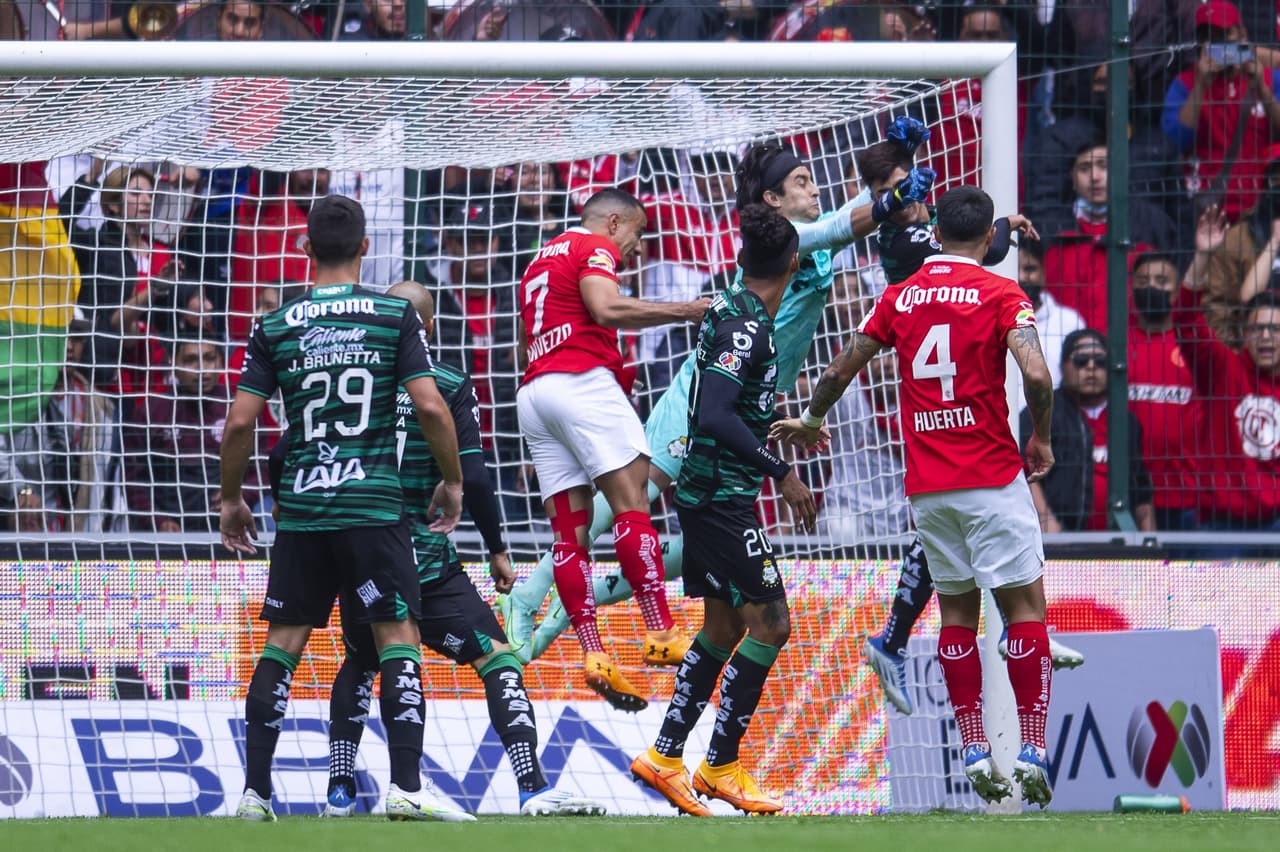 Toluca impuso su futbol y logró imponerse a Santos que ya suma tres encuentros en fila sin concer la victoria.
