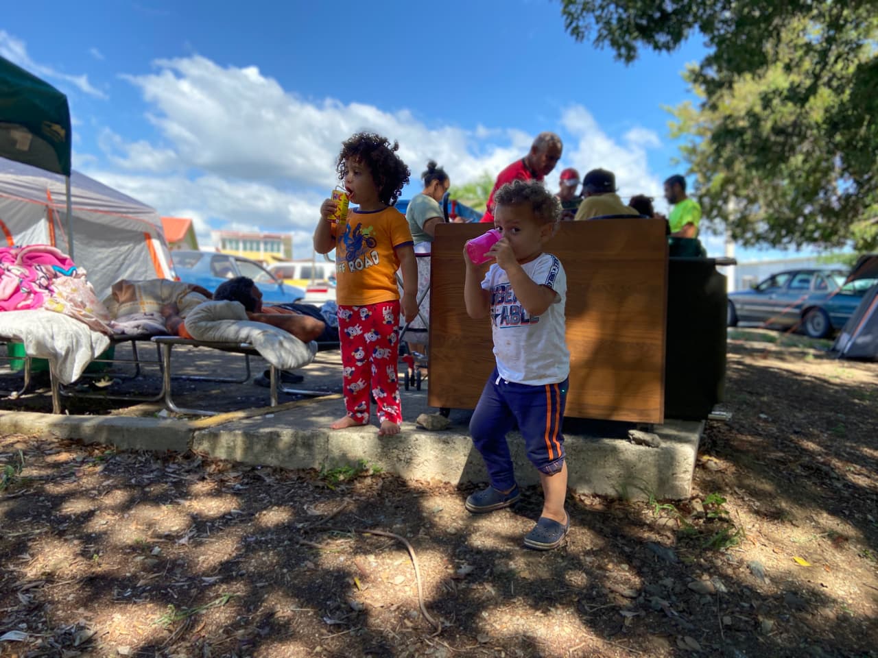 Refugiados en las afueras del Coliseo Mariano “Tito” Rodríguez en Guánica