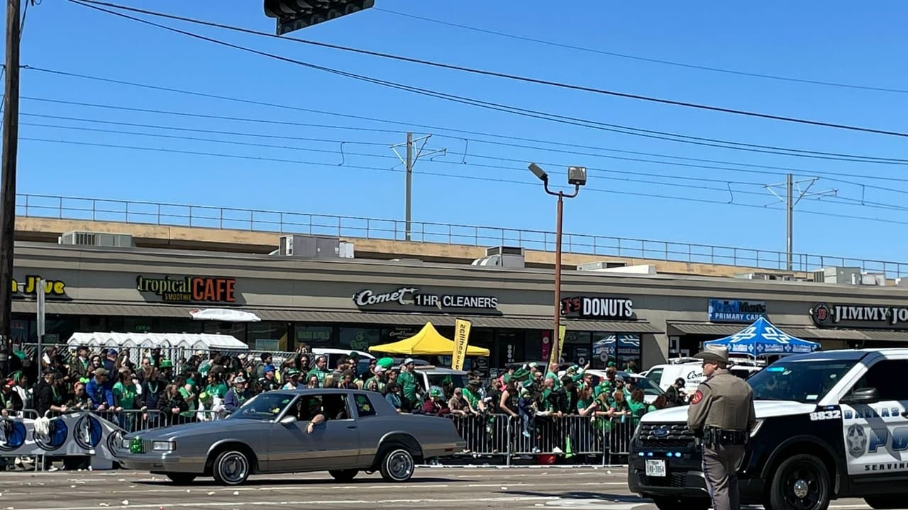 También los
<b> autos clásicos</b> desfilaron con motivos de San Patricio o St. Patrick Day y fueron fotografiados por los asistentes.