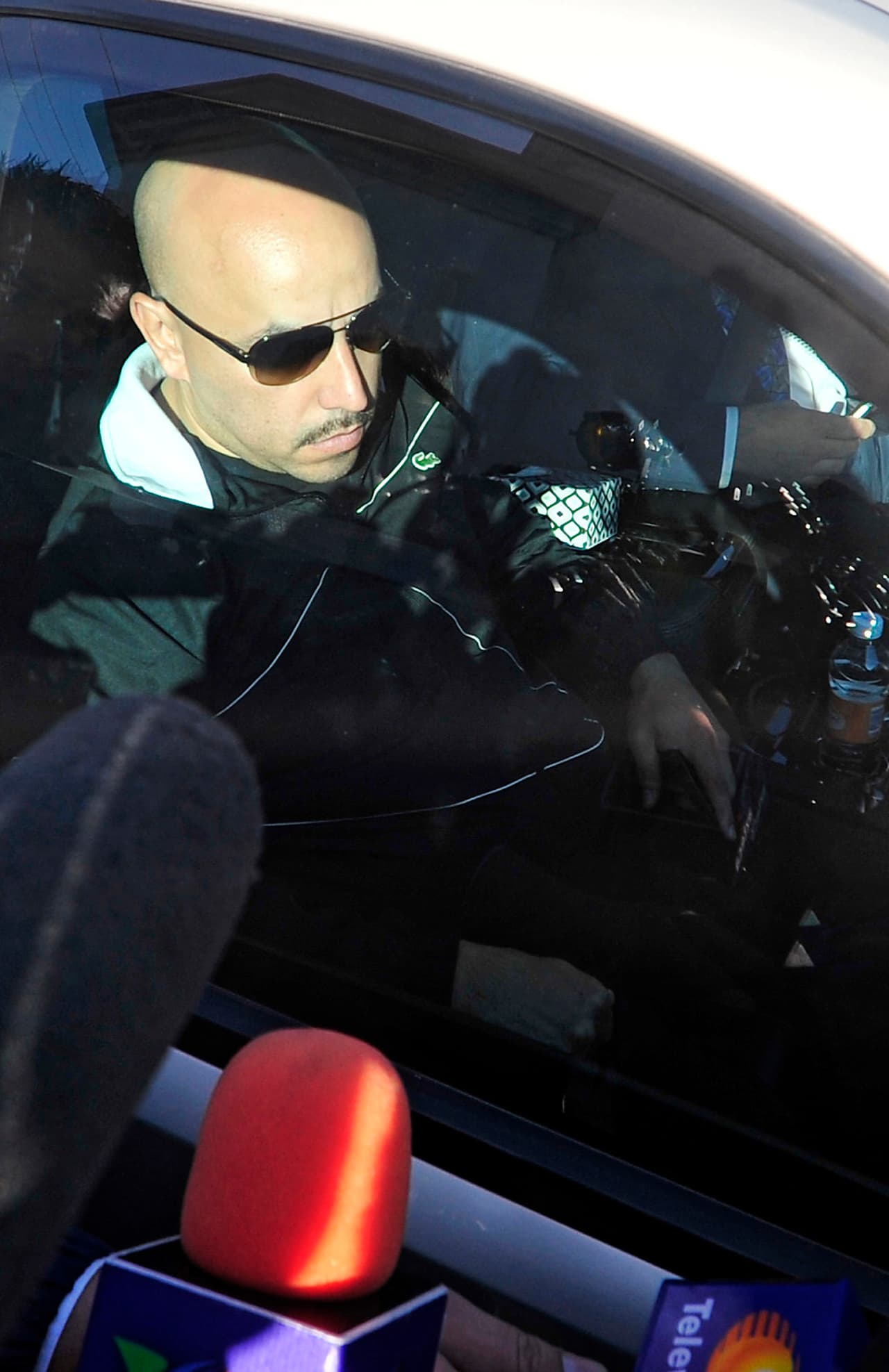 La camioneta no contaba con blindaje alguno y milagrosamente ninguno de los dos ocupantes salió lesionado. En su momento este accidente causó muchas especulaciones sobre cuál habrá sido el motivo de la balacera y porque apenas semanas antes, el 25 de noviembre, el cantante Valentín Elizalde había muerto en un atentado, a bordo de su camioneta, cuando salía de un concierto.