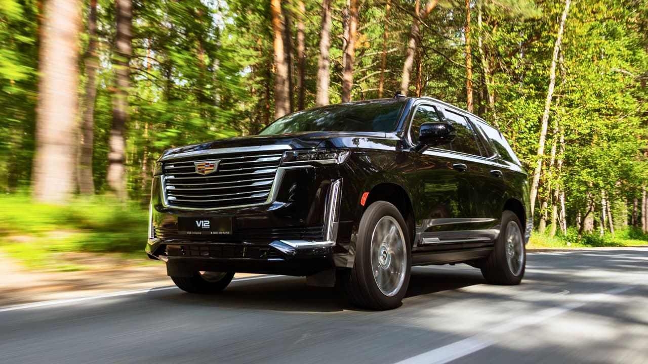 Después de más de 70 años fabricando vehículos en el norte de Texas, 
<b>General Motors anunció que mudará la producción de la Cadillac Escalade a Michigan a partir de 2027</b>. Aunque la planta de Arlington mantendrá otras líneas, este cambio marca 
<b>una nueva etapa para una comunidad que ha visto pasar generaciones de trabajadores por sus líneas de ensamblaje.</b>
