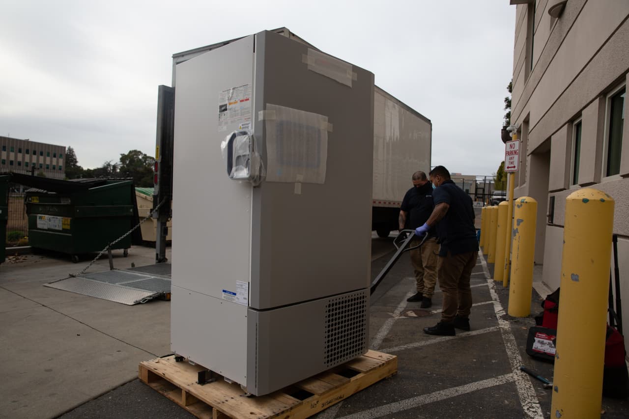 Los congeladores para la vacuna contra el coronavirus llegaron a un centro médico de Kaiser Permanente del Norte de California el viernes 11 de diciembre.