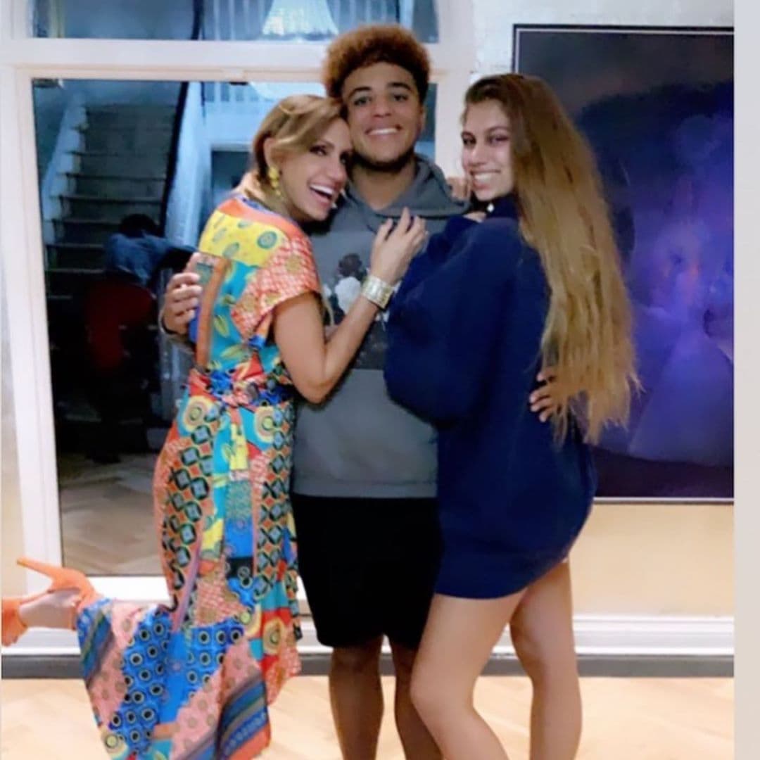 Lili Estefan también ha
<b><a href="https://www.univision.com/shows/el-gordo-y-la-flaca/lili-estefan-es-una-mama-cool-que-no-tiene-reparos-en-felicitar-publicamente-al-novio-de-su-hija-fotos">hecho público el cariño</a></b> que le tiene al novio de su hija.