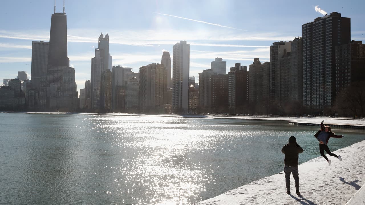 Además, este 12 de noviembre, empatamos la temperatura más fría, con 8 grados
<i>, </i>los cuáles fueron registrados en estas horas de la mañana y previamente en 1986, y momentos después, llegamos un grado más frío. Y acompañado por viento, la sensación térmica se sintió peor. Según el Servicio Nacional de Meteorología, en algunas áreas la sensación térmica llegó a niveles que van desde -12 hasta 3 durante la mañana de este 12 de noviembre.