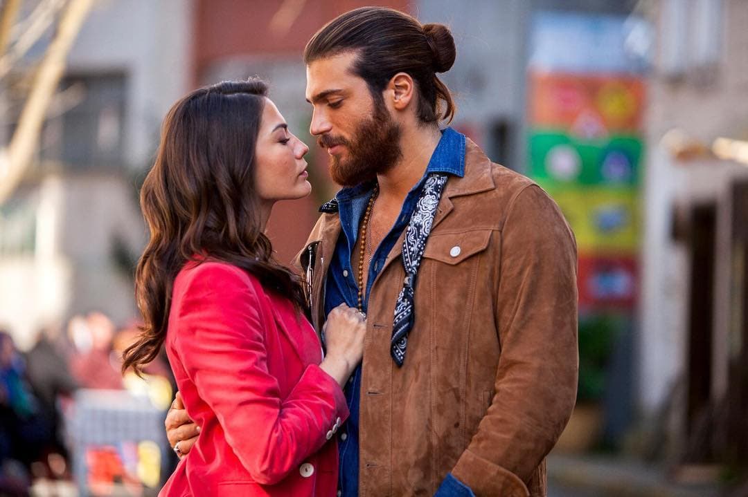 Sin embargo, el hermano de Can, Emre, intentará hacerle creer que es un hombre malo cuyo único objetivo es vender la empresa. Desde el inicio de la historia, los enredos y diversión la seguirán noche a noche.