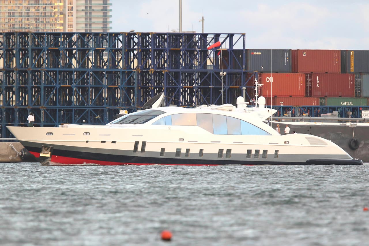 El puertorriqueño, de 49 años, estuvo en los pasados días recibiendo a varios famosos en su yate de lujo, en Miami.