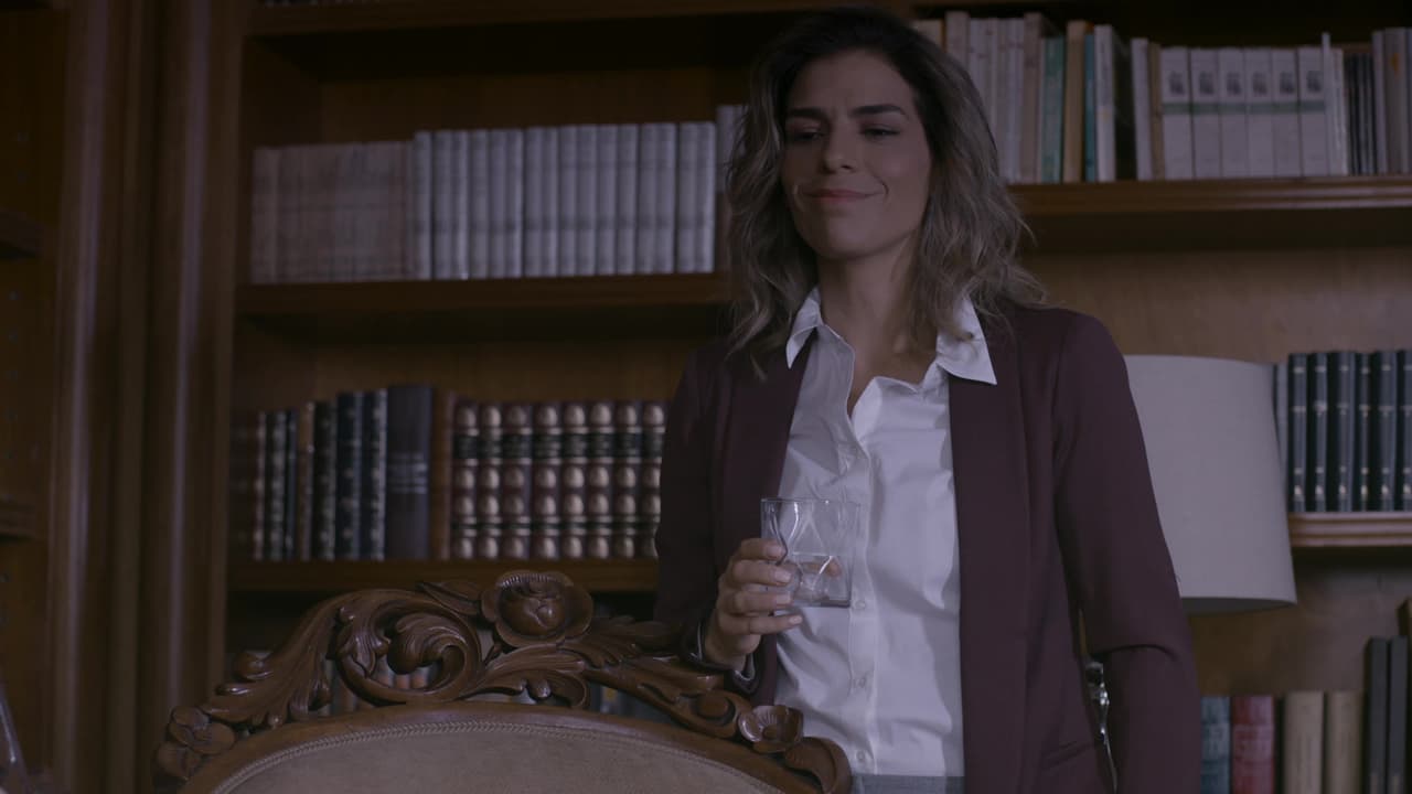 En un movimiento estratégico, descubrió que Camacho (líder sindical de transportistas) estaba sobornado a su gente para que no aceptara las propuestas del presidente, por lo que Gema le pidió a Carlos buscar entre sus enemigos políticos al artífice de todo.