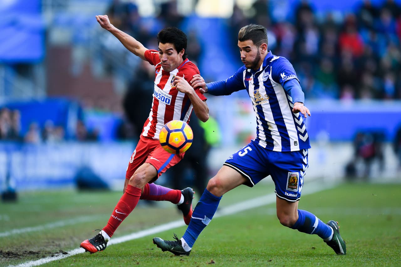 En la Liga de España, el francés Theo Hernández (20 años) está convirtiéndose en un objetivo para algunos equipos. Es del Atlético de Madrid pero juega cedido en el Alavés. Los 'colchoneros' pretenden su regreso, pero los millones del Bayern Múnich, Real Madrid, Barcelona y PSG podrían ser un obstáculo.