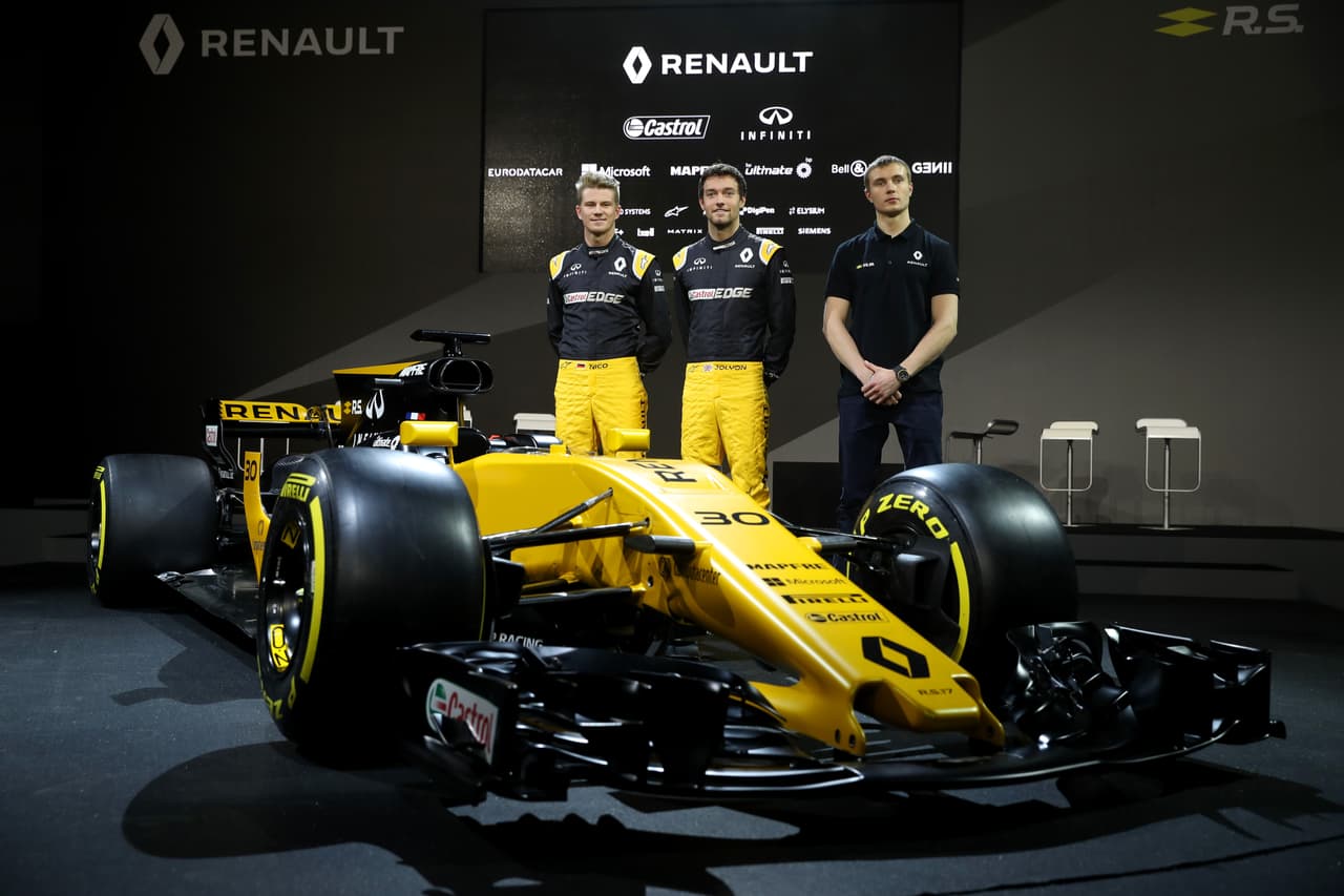 Además de Palmer y Hulkenberg, se une a ellos el ruso Sergey Sirotkin (con las manos por delante), quien se desempeña como piloto de ensayos.