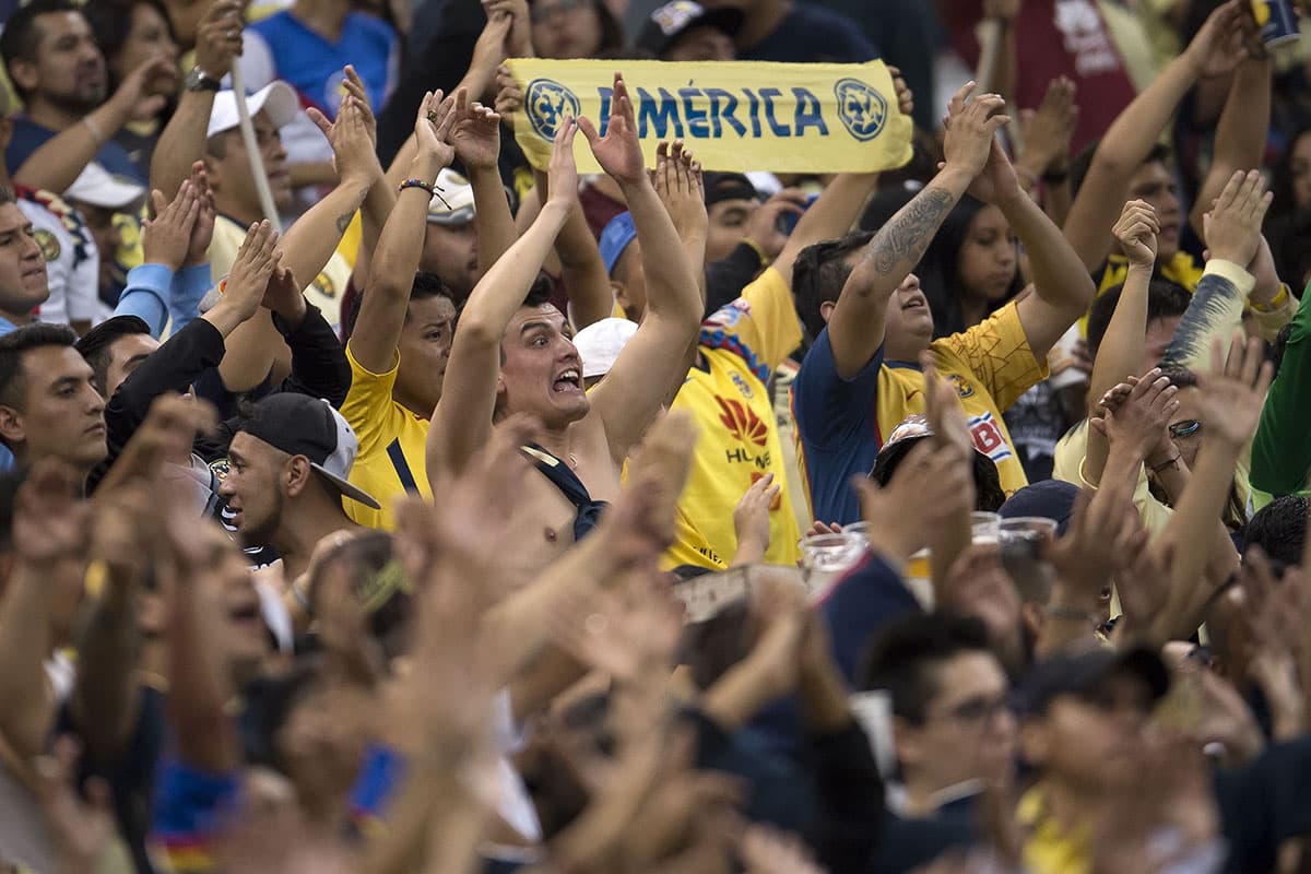 Durante el juego 
<a href="https://www.univision.com/deportes/futbol/liga-mx/en-fotos-la-fiesta-en-el-estadio-azteca-para-el-duelo-entre-america-y-toluca-fotos" target="_blank">los fanáticos del América armaron la fiesta en el Estadio Azteca</a> y con su apoyo animaron al equipo para obtener la victoria.