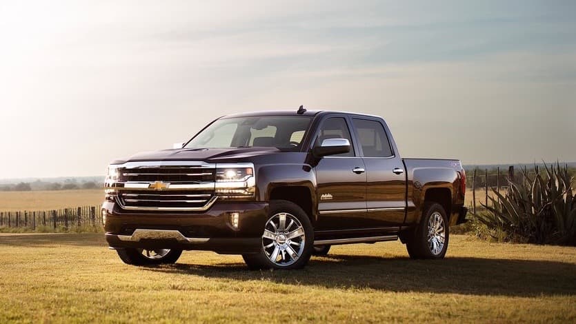 <b>3.</b> 
<b>Chevrolet Silverado</b>: La pickup grande de Chevrolet consiguió un total de 43,804 compradores en mayo de 2017 lo que presenta una
<b> caída del 2.7% </b>respecto al mes de mayo del año pasado. Con un total de 
<b>212,425 unidades </b>colocadas en los primeros cinco meses de 2017 la familia de camionetas Silverado ha acumulado una caída de 5.2% cuando se la compara con el mismo periodo del año anterior. Una 
<b>situación que sin duda es preocupante</b> para la gente de General Motors.