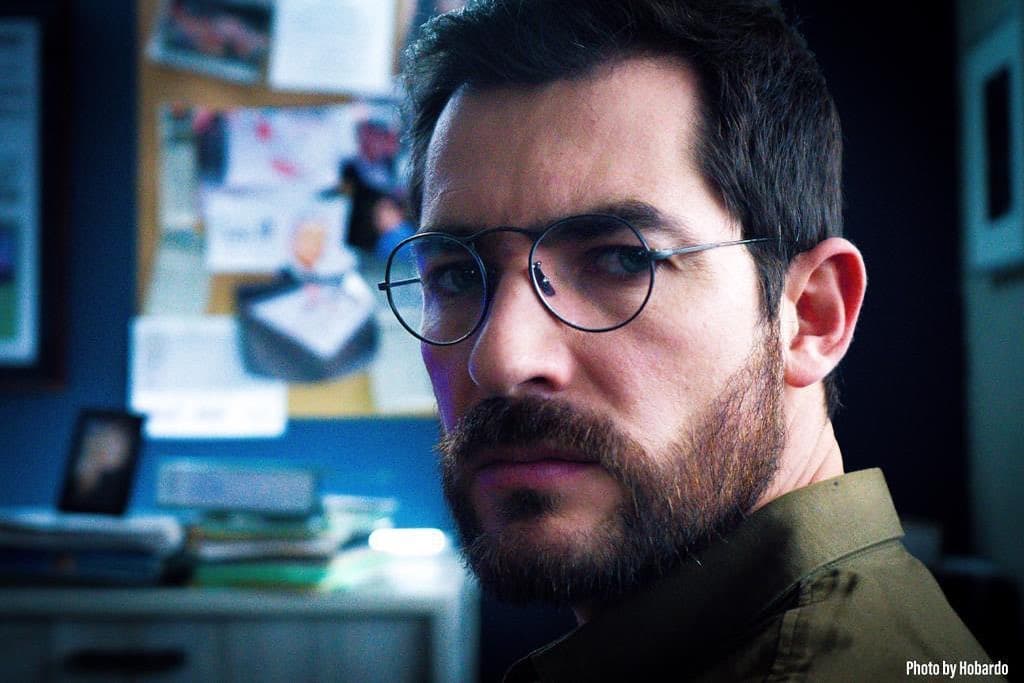 <b>Manuel Balbi</b> da vida al periodista Héctor Bernal.