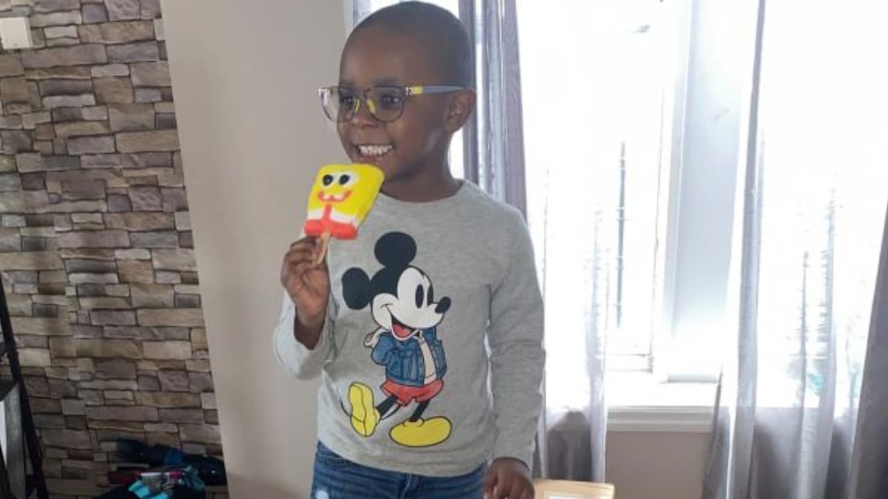 <b><a href="https://www.univision.com/local/nueva-york-wxtv/noah-nino-4-anos-compra-2-600-paletas-bob-esponja-amazon"><u>Niño de 4 años compra más de $2,600 en paletas de Bob Esponja (no reembolsables) en Amazon</u></a></b>
<br>El pequeño Noah compró 51 cajas que contienen 918 paletas de Bob Esponja a través de Amazon, que no devolverá el dinero a la madre del niño. Sin embargo, la comunidad les ha tendido la mano.