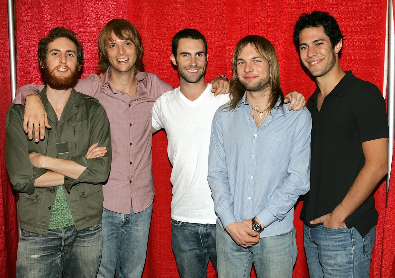 Marron 5 es una de las pocas agrupaciones que hasta el momento sigue junta y generando bastantes éxitos. Adam Levine, es el vocalista de la banda y quien ha logrado que se mantengan en la cima.