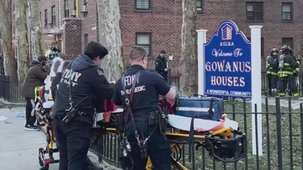Incendio en edificio de Brooklyn deja un muerto y tres personas en condición crítica