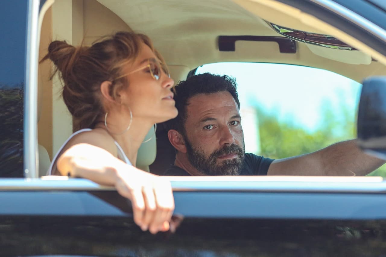 Affleck no se ha hecho presente en redes sociales para felicitar a su pareja, pero quien sí lo hizo fue Lynda, la hermana de la cantante.