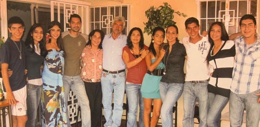 "
<b>45 años, 11 hijos</b>, ¿malos momentos? me imagino, pero también imagino que los buenos fueron siempre mejores", escribió junto a la imagen de sus padres.
<br>