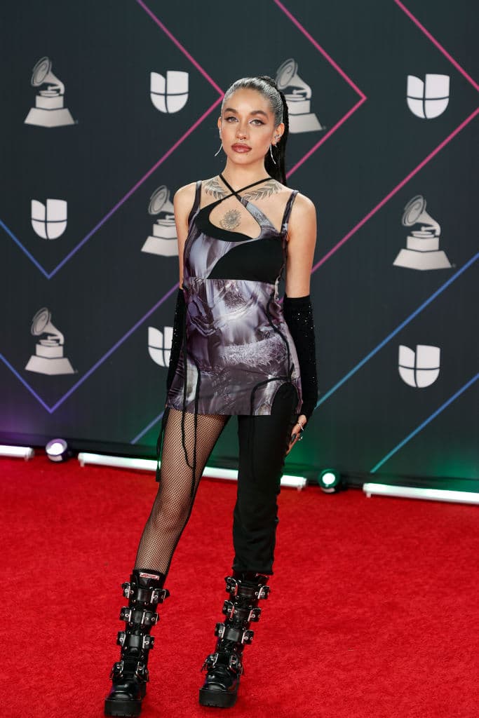 <b>María Becerra:</b> Desde que era pequeña sentía atracción por las mujeres y los hombres, pero fue hasta cuando era grande que lo aceptó. En su canción Dime cómo hago e Hipnotiza, habla del amor entre mujeres, y fue inspirada en la primera vez que se enamoró de una mujer.
<br>