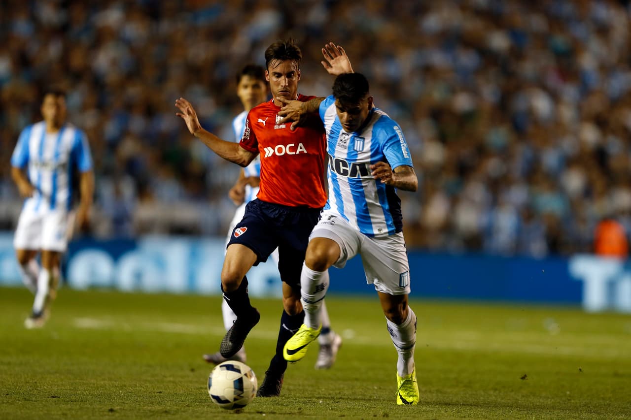 <b>Racing vs. Independiente</b>: tal vez el segundo clásico más importante del fútbol argentino. Sus estadios están a dos cuadras de distancia y dividen en la mitad al barrio Avellaneda de Buenos Aires. Independiente ha ganado 83 juegos, Racing 59 y 67 veces han empatado. Racing tiene 17 títulos de Liga, mientras que Independiente tiene 16.