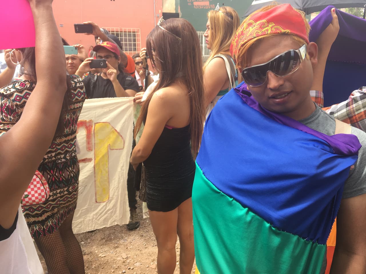 Más de 125 personas se reunieron en ambos lados de la frontera en Nogales con el objetivo de pedir asilo en Estados Unidos.