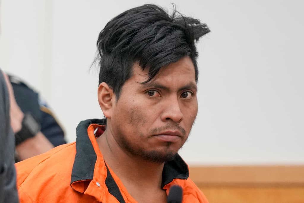 Las cámaras de seguridad de 
<b><a href="https://www.univision.com/local/nueva-york-wxtv/hispano-bajo-arresto-prender-en-fuego-mujer-tren-nueva-york" target="_blank">la estación del subway de Nueva York en Coney Island</a></b>, captaron a Zapeta mientras observaba a la nativa de Toms River, en Nueva Jersey, 
<b>quemarse viva en el vagón de la línea F.</b>