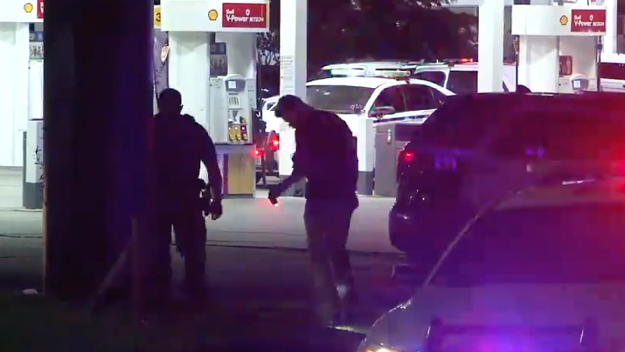 Ocurrió alrededor de las 2:15 am fuera del bar 45 North Bar and Lounge ubicado en la cuadra 
<b><a href="https://www.google.com/maps/place/45+Norte+Sports+Bar/@29.8314598,-95.3841292,17z/data=!3m1!4b1!4m5!3m4!1s0x8640b954c1c52305:0xcf614084afe234d6!8m2!3d29.8314552!4d-95.3819351?hl=en" target="_blank">4400 de la North Freeway en su cruce con Crosstimbers.</a></b>
<a href="https://www.google.com/maps/place/45+Norte+Sports+Bar/@29.8314598,-95.3841292,17z/data=!3m1!4b1!4m5!3m4!1s0x8640b954c1c52305:0xcf614084afe234d6!8m2!3d29.8314552!4d-95.3819351?hl=en" target="_blank"> </a>