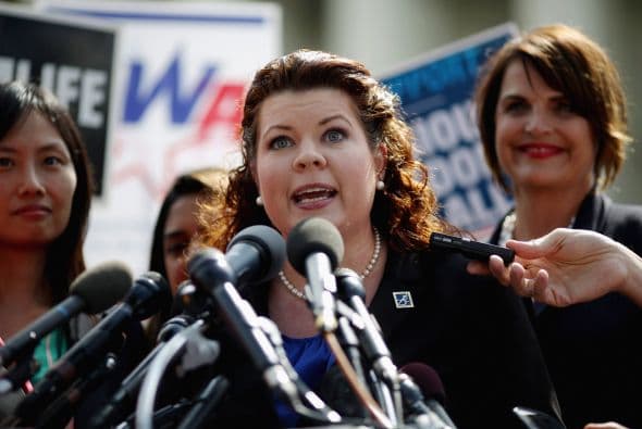 Los defensores anti-aborto alegran ante el Tribunal Supremo.