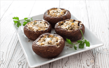 Los 
<b>hongos</b> dan un gran juego en la cocina gracias a su versatilidad. Los 
<b>hongos rellenos de puerro y queso azul</b> son un entrante ideal y original para el menú navideño. El puerro puede sustituirse por cebolla, y el queso azul por queso de cabra. Un aperitivo de Navidad fácil y rápido, además de original.