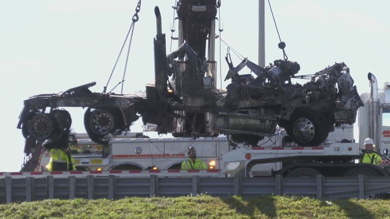 Se incendia camión de carga en la State Road 528, ambos sentidos de la autopista están bloqueados
