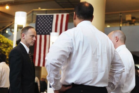 El Departamento de Servicios Comunitarios reportará el número de veteranos que entren de nuevo al rol laboral. Mientras que el Departamento de Salud y Servicios Comunitarios, Defensa, Trabajo y Asuntos de los Veterranos trabajarán en conjunto para estar al tanto de los nuevos contratados.