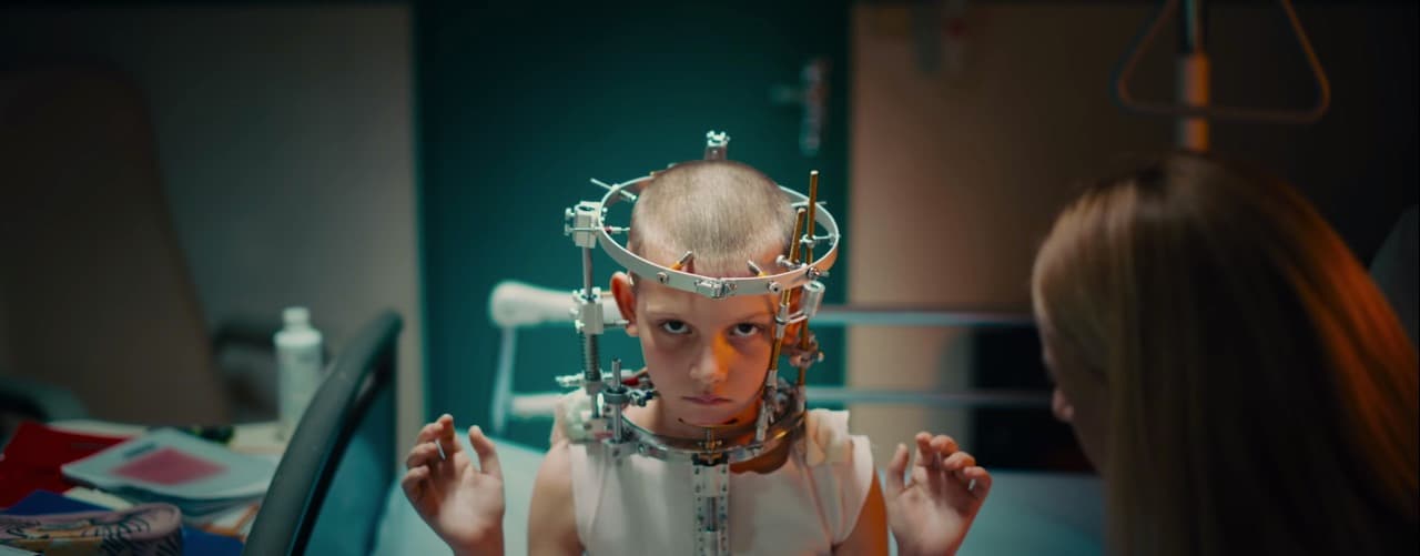 <b>'Titane'</b>
<br>Cinco años después de consolidarse con 'Raw', la directora presentó una de las películas más aclamadas de 2021. La historia retrata la vida de una asesina que desarrolla una atracción hacia los autos después de tener un accidente en carretera cuando era pequeña.