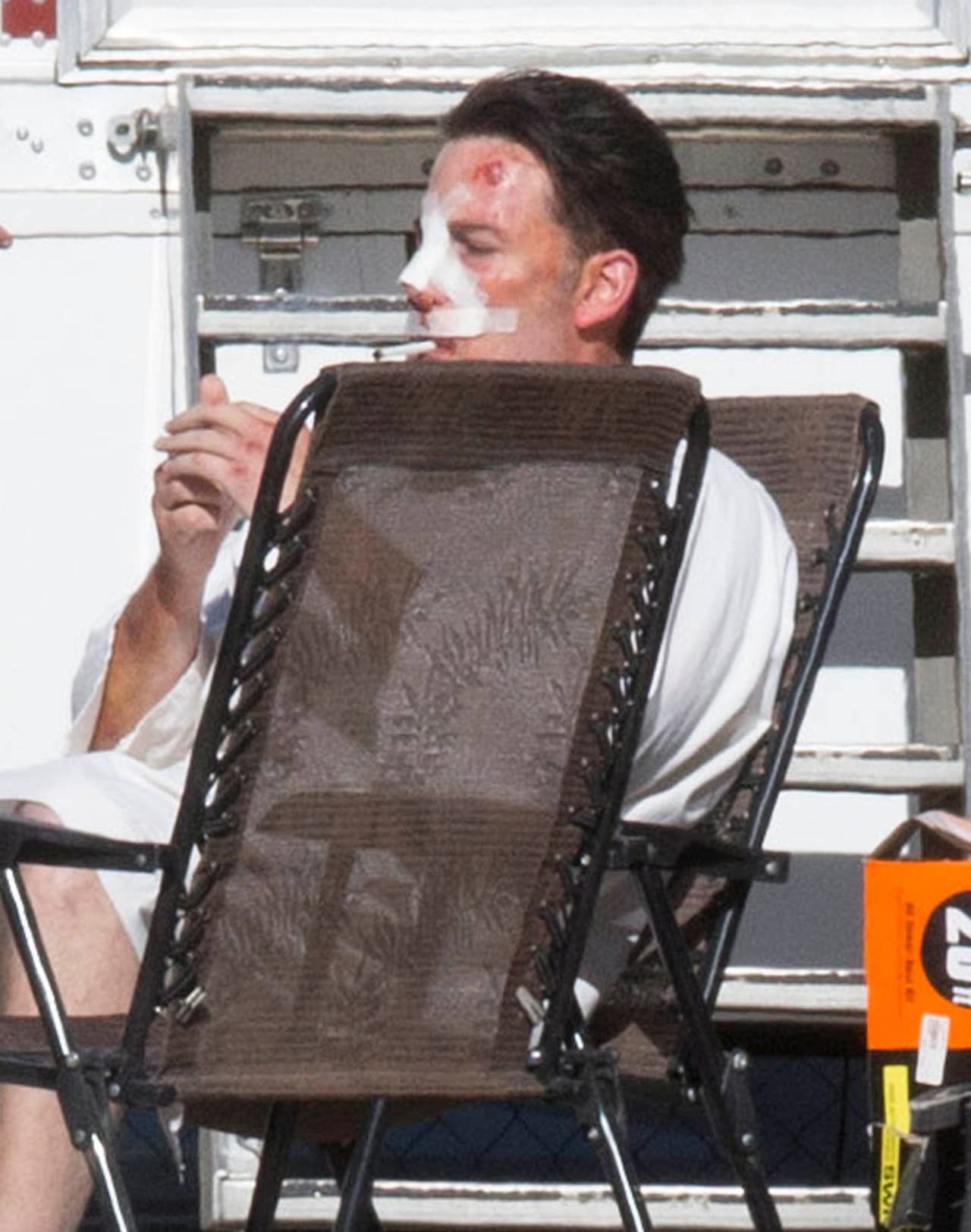 Ben se relajó fumando un cigarrillo.