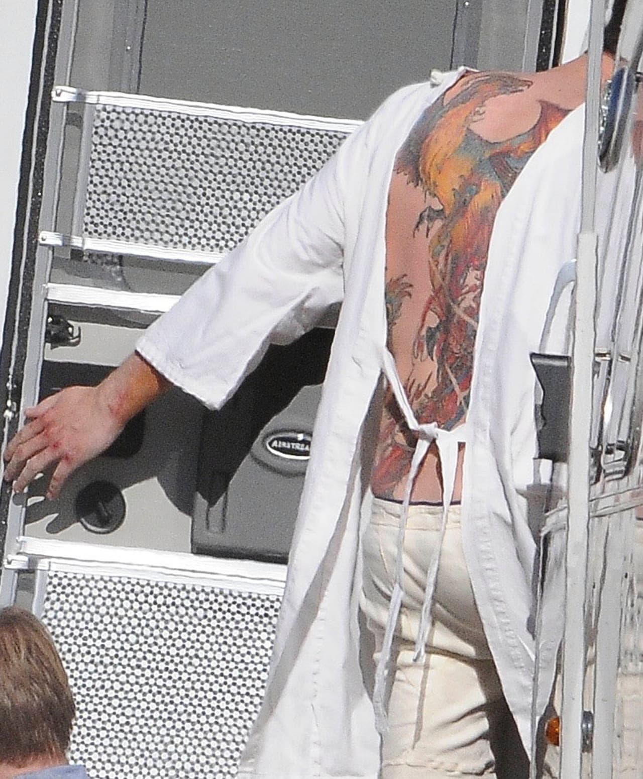 Después de filmar regresó a su camerino.