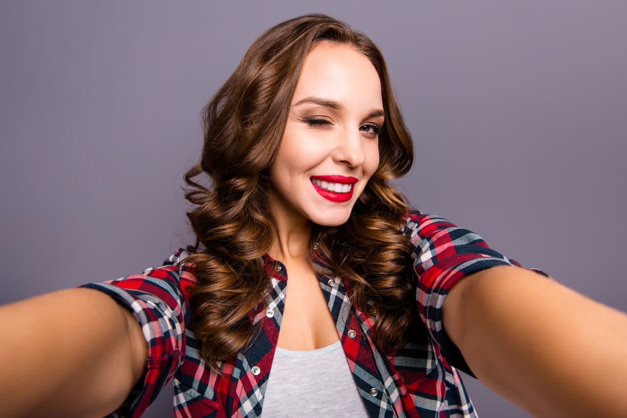 <b>Parpadea.</b> Si bien es cierto parpadeamos cada cinco segundos, antes de irte a dormir podrías hacer la prueba de parpadear en un menor tiempo, ya que con ello contribuirás a la hidratación de tus ojos.