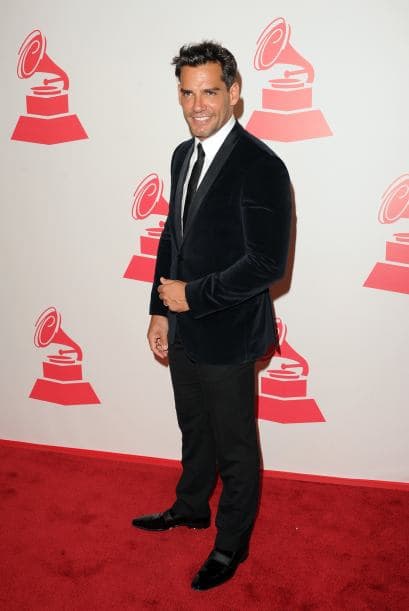 Cristián de la Fuente es un papito guapísimo, contrajo matrimonio con Angélica castro y es padre de su hija Laura de la fuente.