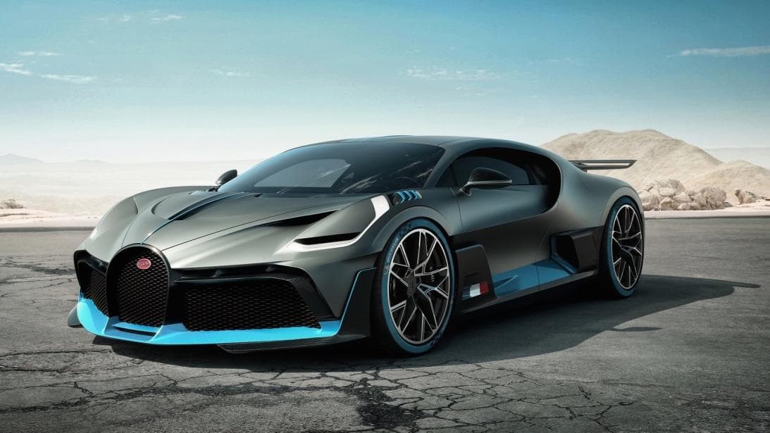 <h3 class="cms-h3-H3">Bugatti Divo</h3>
<br>Precio: 5.8 millones de dólares
<br>Motor: W16 supercargado de 8.0 litros y 1,480 hp
<br>Características: Se trata de una edición limitada a solo 40 unidades. El Bugatti Divo es 30 mph más lento que el Bugatti Chiron en el que está basado pero logra completar la pista de pruebas Nardò en Italia, 
<b>8 segundos más rápido</b> que el su hermano mayor.