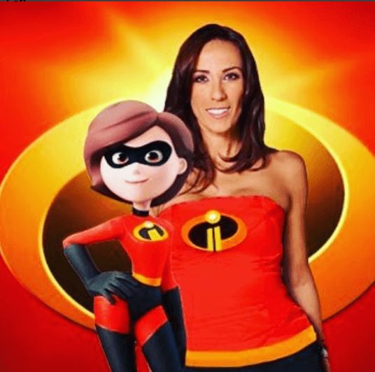Además hizo una gran carrera en doblaje, prestando su voz a Elastigirl en 'Los Increíbles' (2004) y 'Maggie en Vacas Vaqueras' (2004).