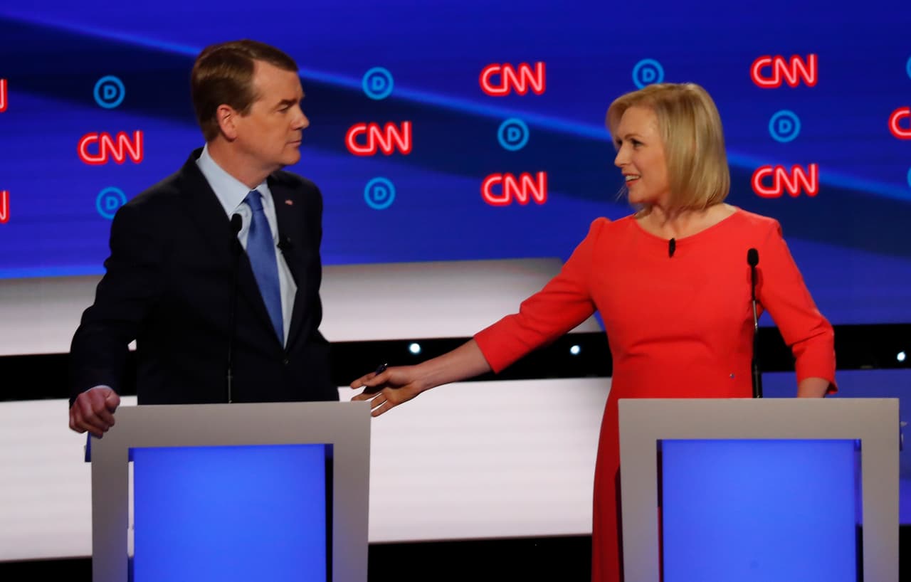 La senadora 
<a href="https://www.univision.com/temas/kirsten-gillibrand">Kirsten Gillibrand</a>, al lado del senador 
<a href="https://www.univision.com/temas/michael-bennet">Michael Bennet</a>, desempolvó un viejo artículo de opinión escrito por Biden en el que expresaba que las mujeres que trabajan fuera del hogar "podrían generar un deterioro en la familia". Biden defendió enérgicamente su historial sobre los 
<a href="https://www.univision.com/temas/derechos-de-la-mujer">derechos de la mujer</a>, diciendo que el artículo fue escrito para oponerse a una política de crédito fiscal.