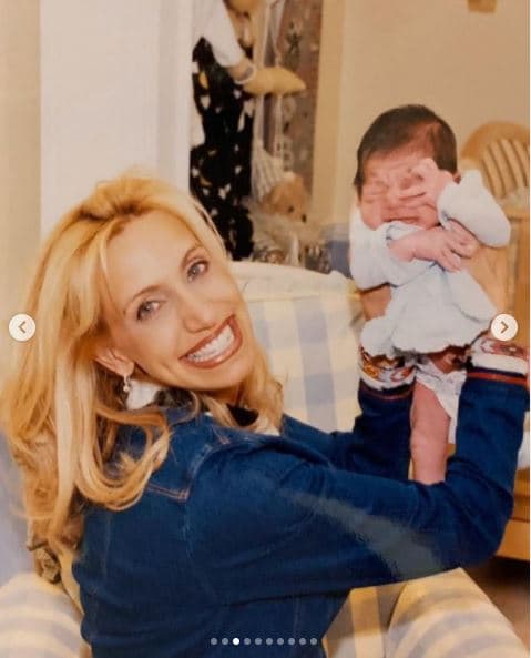 Lorenzo nació el 30 de octubre de 1999, para llenar de alegría la vida de Lili. El primogénito nació a las 9:12 de la mañana, según narró la madre en octubre de 2019 en El Gordo y La Flaca. En ese entonces, también contó que cuando rompió fuente ella se encontraba disfrazada de Halloween.