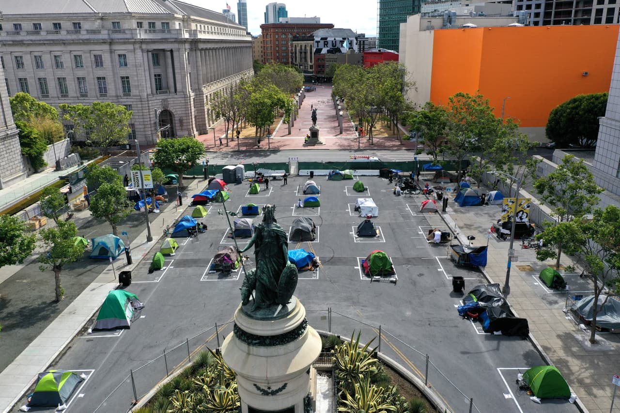 El campamento temporal está ubicado sobre la calle Fulton, entre el Museo de Arte Asiático y la Biblioteca Central, y cuenta con espacio para decensa de tiendas de campaña manteniendo una distancia de al menos seis pies entre una y otra.