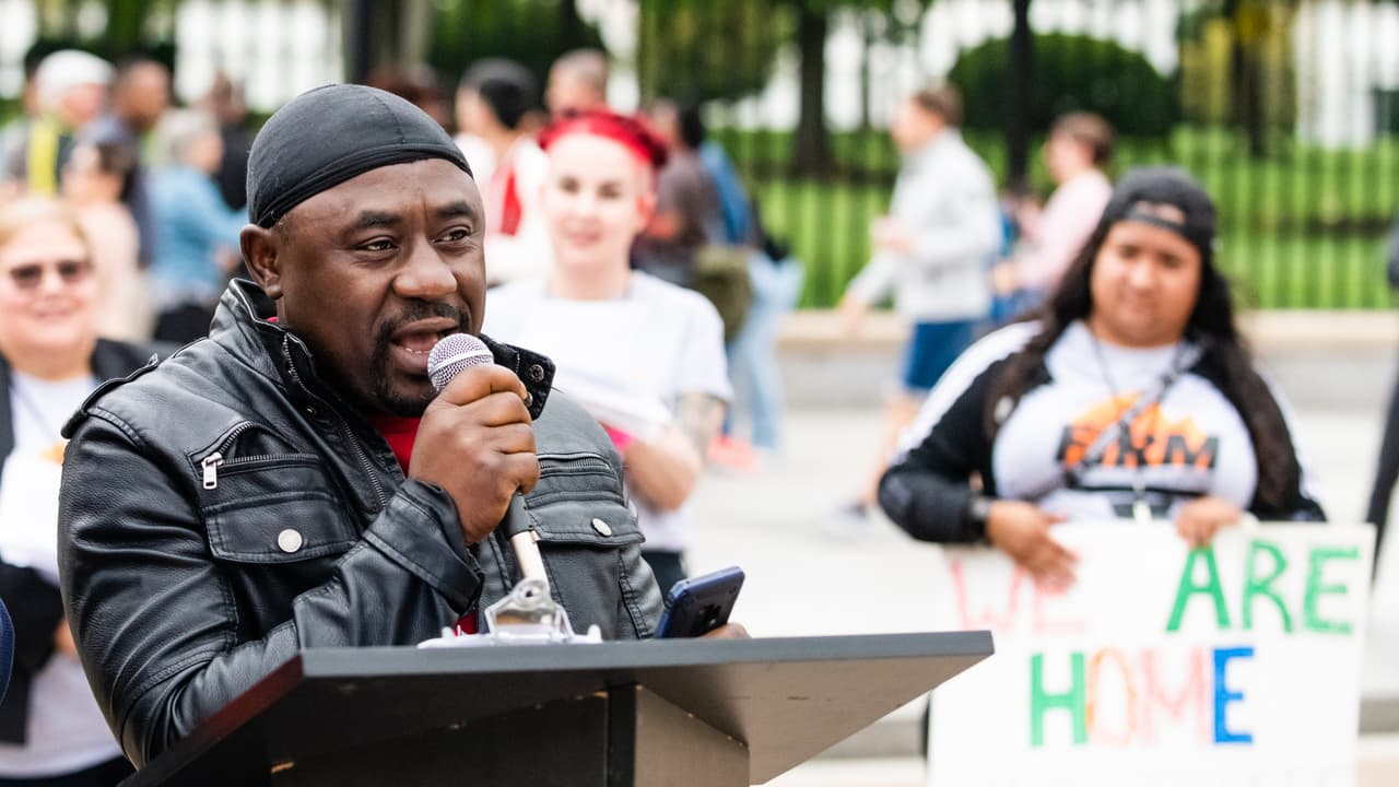 Los activistas protestaron contra la administración del presidente Joe Biden, exigiendo que 
<b>se dejen de militarizar las fronteras, que se detengan las deportaciones</b> y se creen vías accesibles para los migrantes.