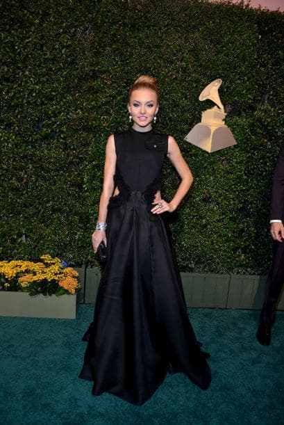 En esta ocasión, Angelique Boyer no enseñó escote, pero se vio muy sofisticada.