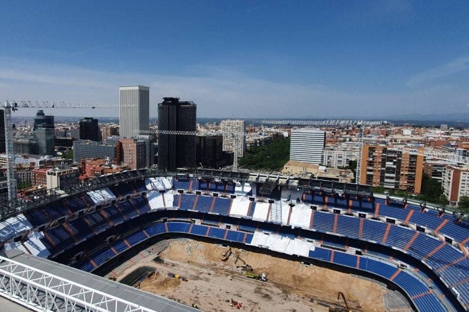 El plazo inicial estipulado para la ejecución de la obra era de unos 40 meses desde el inicio de la misma, con lo que el nuevo estadio Santiago Bernabéu estaría plenamente terminado para el verano de 2022.