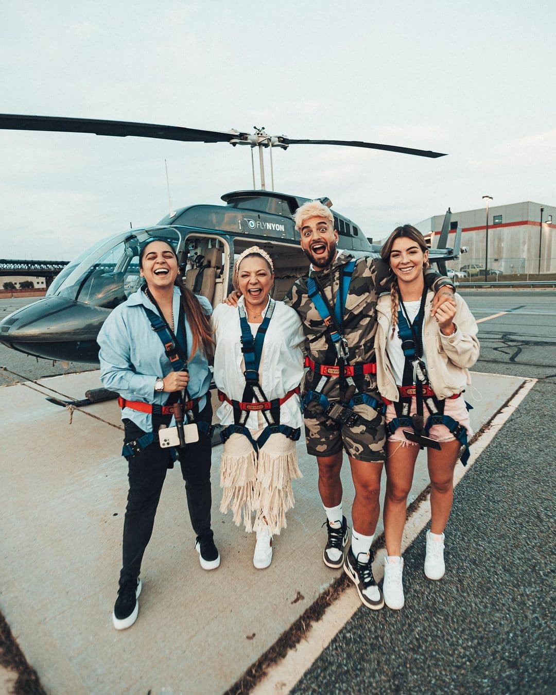 Hace poco se le vio a la madre del cantante en Nueva York junto con la pareja y hasta publicó fotos de ellos en sus redes sociales.