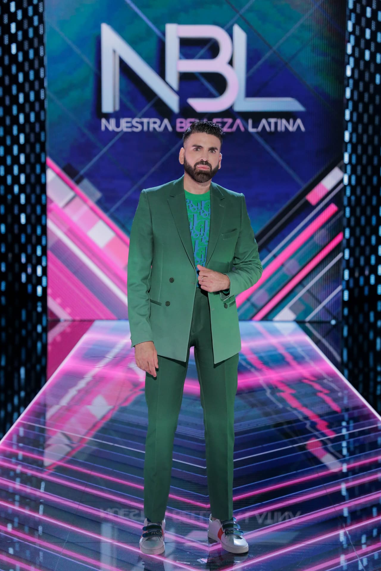 Para el gran estreno de la temporada, el estilista optó por el color verde, y tanto su traje como la playera que utilizó fueron de ese color. En esa ocasión lo combinó con unos tenis blancos Gucci.