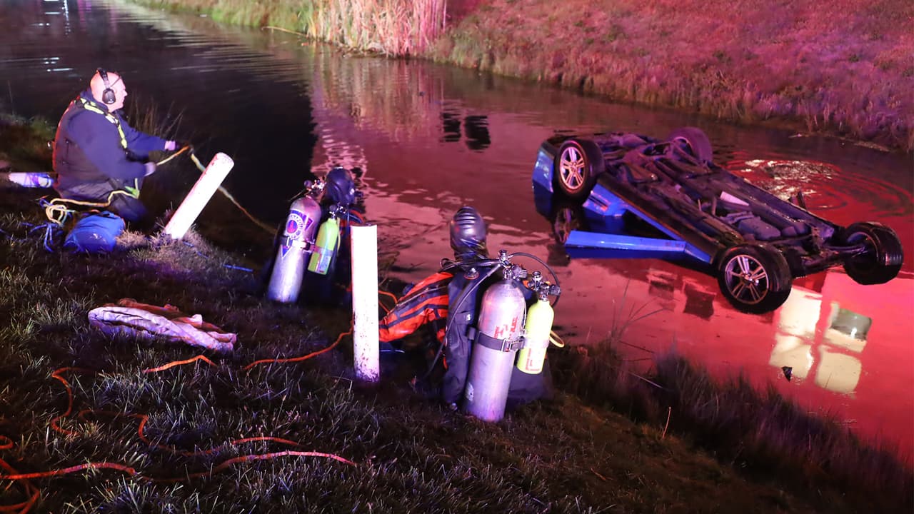 Bomberos rescatan a conductor de un canal