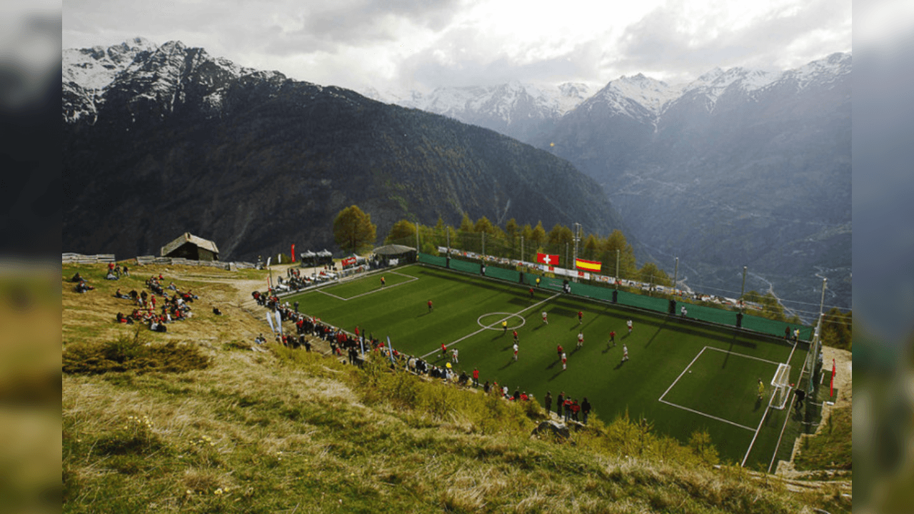 <b>Ottmar Hitzfeld Stadion (Suiza)</b>
<br>Para todos los amantes de las alturas y los paisajes imponentes, esta es la cancha ideal.