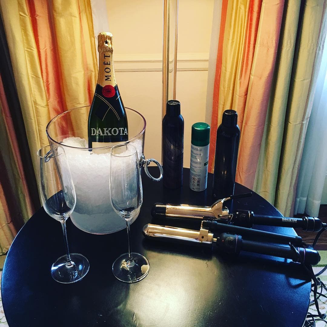 Dakota Fanning se quita los nervios con una botella de champagne.